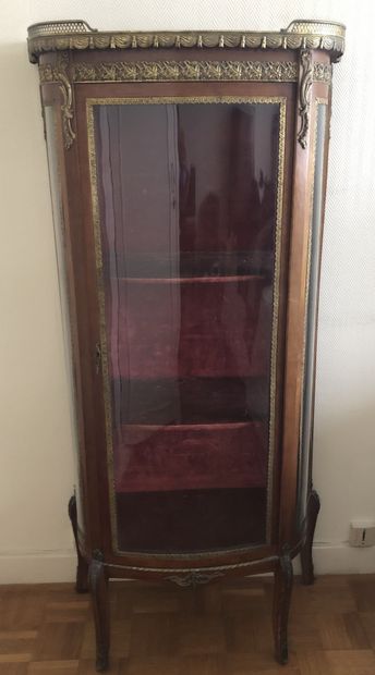 Petite vitrine galbée en acajou et placage...