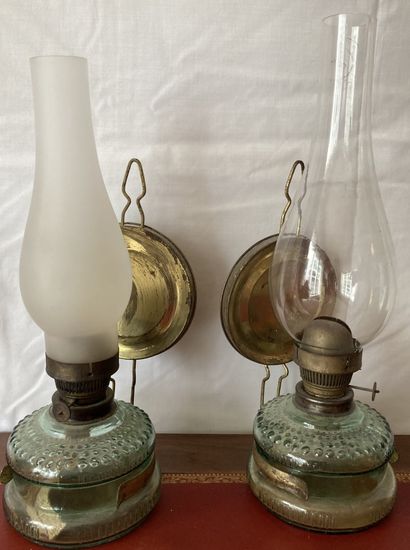 Paire de lampes de dentellière, la monture...