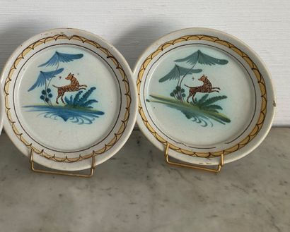 Faïences de l'Auxerrois : paire d'assiettes...