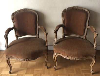 Paire de fauteuils en bois naturel mouluré...