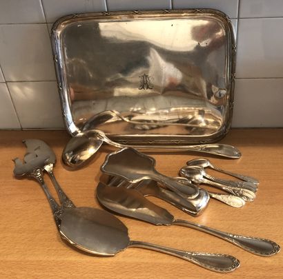 Ensemble en métal argenté, dépareillé : 

-...