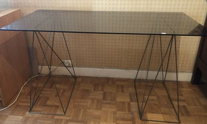 Bureau formé d'un plateau de verre fumé sur...