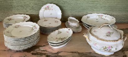 Partie de service de table en porcelaine...
