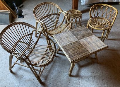 Set of rattan furniture : 

- a pair of armchairs....