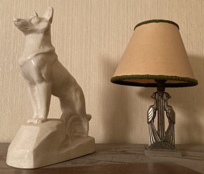 Lot : 

- un chien de berger en faïence beige...