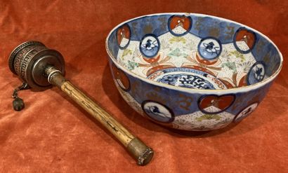 Grand bol en porcelaine, à décor dans le...