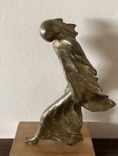 École MODERNE. Sculpture en bronze doré représentant...