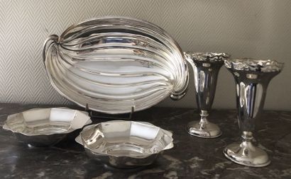 Ensemble en métal argenté : 

- une coupe...