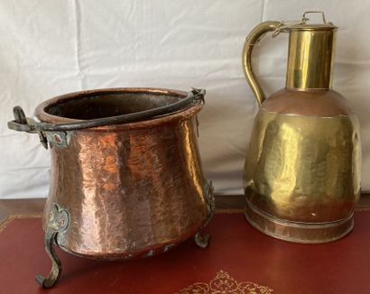Ensemble de cuivres : un pot à anses et son...