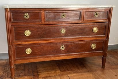 Commode en acajou mouluré, les montants arrondis...