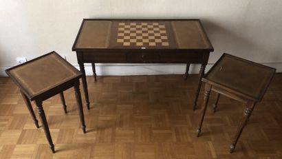 Lot : 

- set of mahogany nesting tables,...