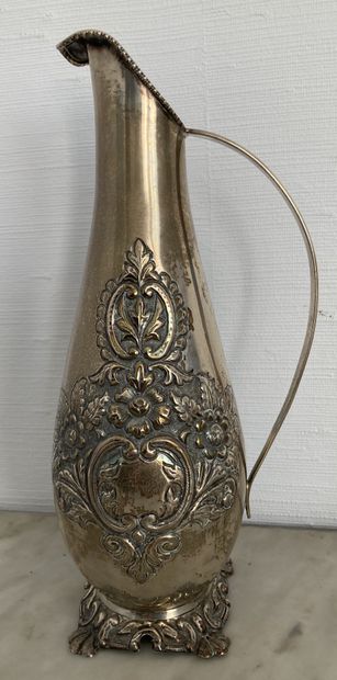 Broc en argent (800), à décor d'un cartouche...