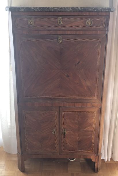 Petit secrétaire en bois de placage marqueté...