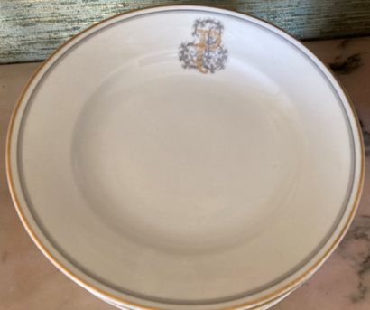Partie de service de table en porcelaine...