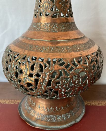 Grand vase brûle-parfum en cuivre rouge,...