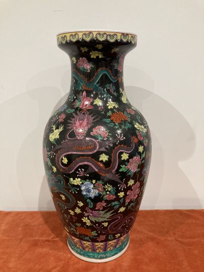 Vase en porcelaine de Chine à décor polychrome...