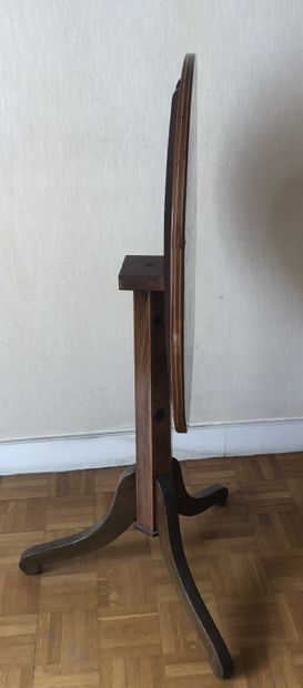 Petit guéridon en placage de palissandre...