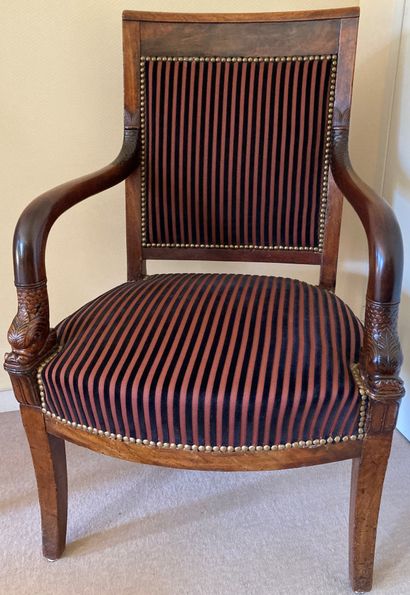 Fauteuil en acajou et bois fruitier, les...