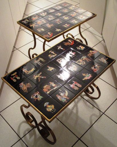 Paire de tables basses en fer battu patiné...