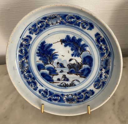 Faïences :

- vase de Delft à décor en camaïeu...