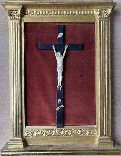 Christ en os sculpté monté sur une croix...