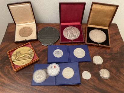 Lot : 

- deux médailles en argent, Banque...