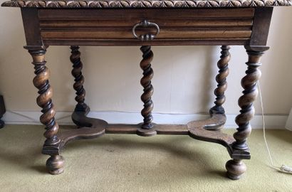 Table bureau en noyer, la bordure du plateau...