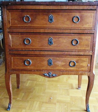Petite commode en bois de placage à décor...