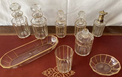 Partie de garniture de toilette en cristal...