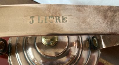 Verseuse en cuivre rouge, l'anse gravée 