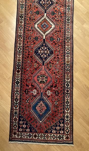 Lot of three carpets : 

- woolen gallery...