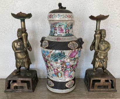 Paire de flambeaux chinois en bronze figurant...