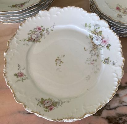 Partie de service de table en porcelaine...