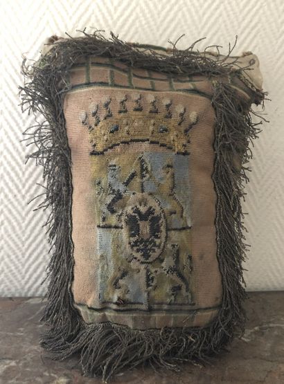 Bourse brodée à décor d'armoiries surmontées...