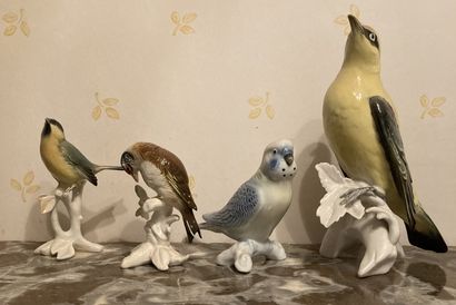 Huit statuettes de volatiles en porcelaine...