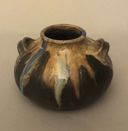 SAINT-HONORÉ : vase, la panse aplatie, à...