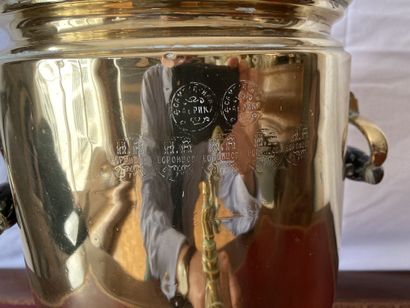 Samovar en laiton, les poignées en bois noirci,...