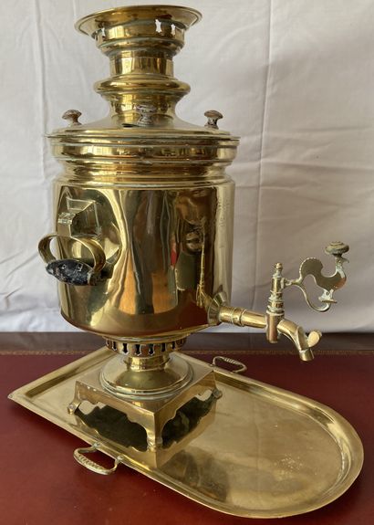 Samovar en laiton, les poignées en bois noirci,...