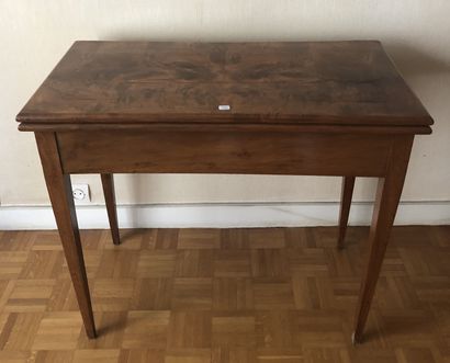 Table à jeu en bois fruitier, le plateau...
