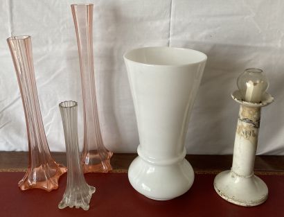 Bibelots : vase en opalin blanc, le col cornet....