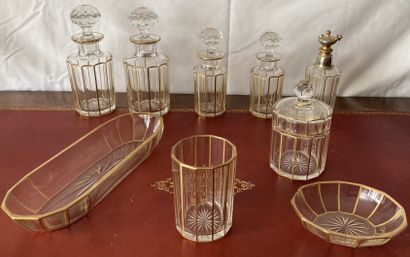 Partie de garniture de toilette en cristal...
