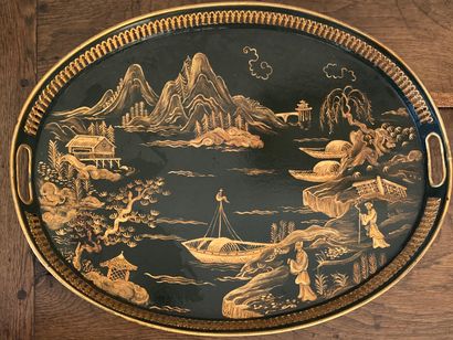 Plateau ovale en tôle peinte à décor en dorure...
