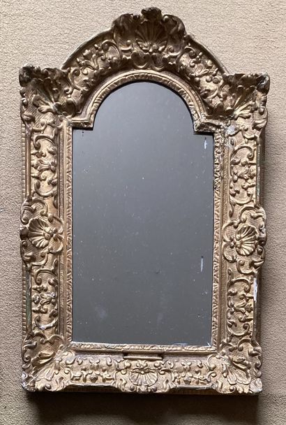 Miroir à entourage en bois doré à décor de...