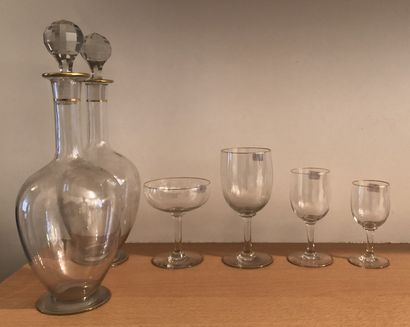 Partie de service de verre en cristal à décor...