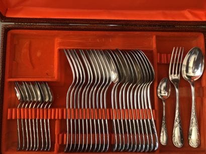Partie de ménagère de couverts en métal argenté,...