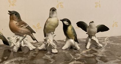Huit statuettes de volatiles en porcelaine...