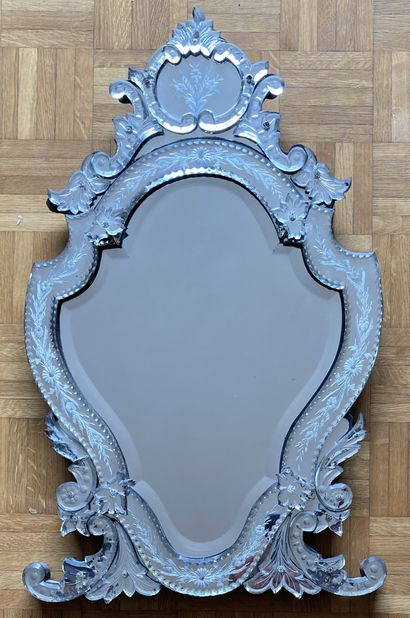 Miroir vénitien de forme contournée, surmonté...