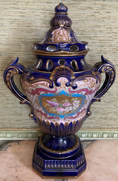 Grand vase pot-pourri en faïence à fond gros...