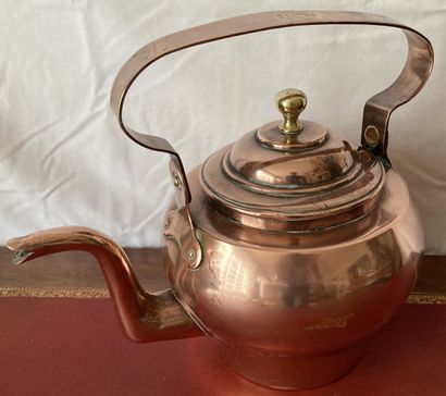 Verseuse en cuivre rouge, l'anse gravée 