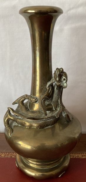 Vase de forme balustre en bronze. Décor en...
